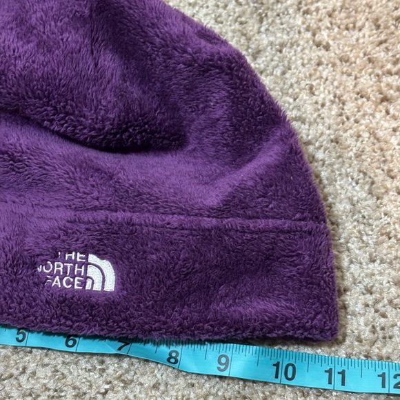 The North Face Fleece Beanie One Size Purple | winter | snow | outdoors | hiking - Picture 3 of 4